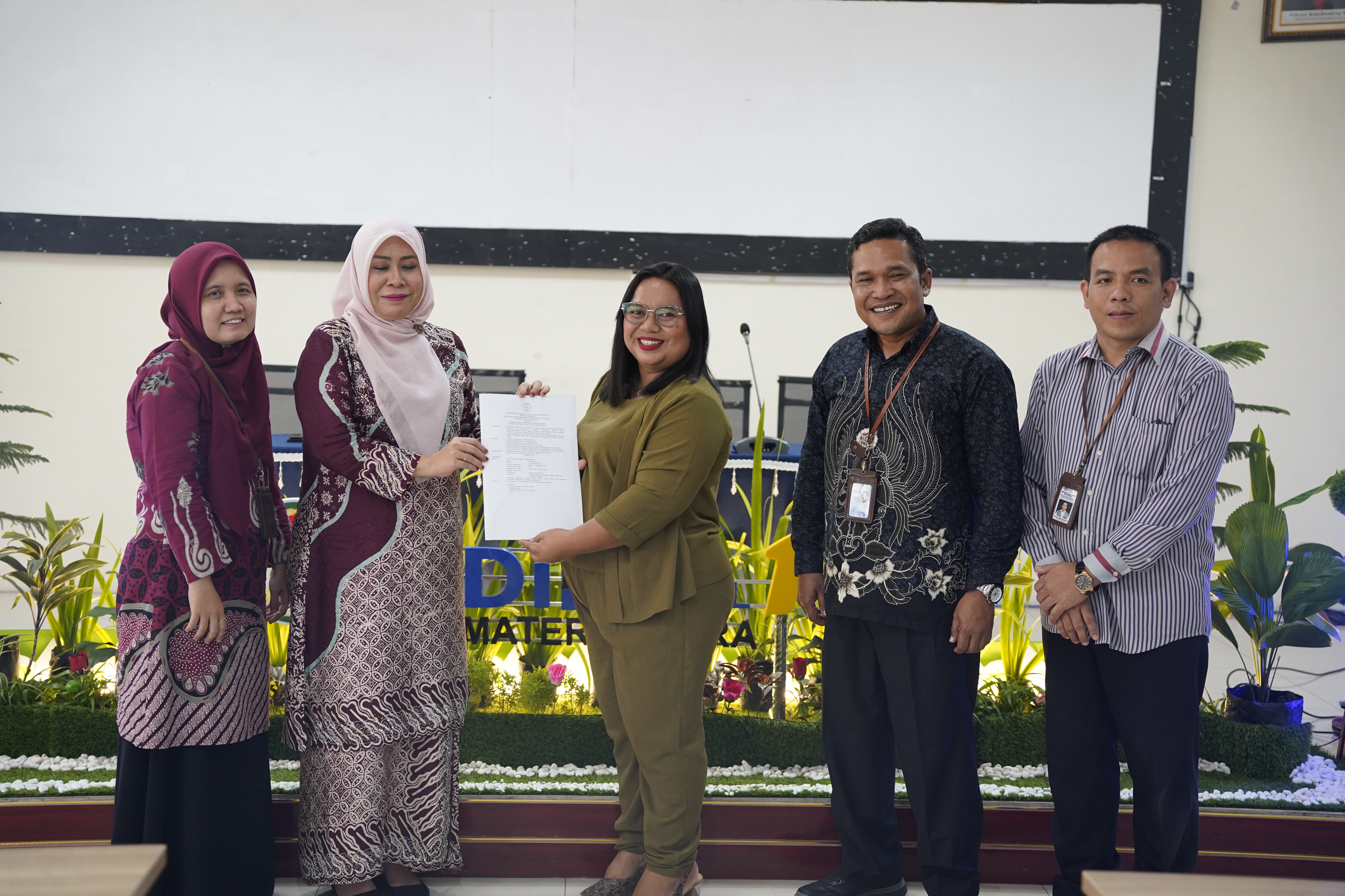 Dampingi Penyerahan SK Lektor Kepala Dr. Lita Nasution di LLDIKTI I, Wakil Rektor: Ini Kebanggaan Bagi Universitas Quality